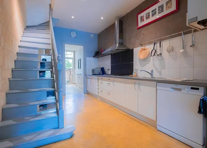 Maison Spacieuse Avec Jardin Et Garage 보르도